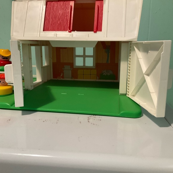1990 Fisher price farm barn with tractor ,dog and two FP people - Picture 4 of 7
